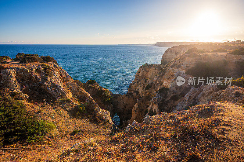 葡萄牙阿尔加维Ponta da Piedade悬崖上的日落